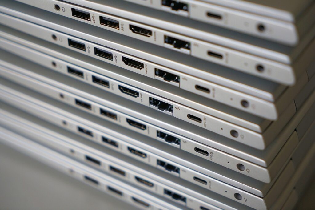 ダウンタイム中に便利なベッドテーブルのUSBポートはどれがおすすめ？