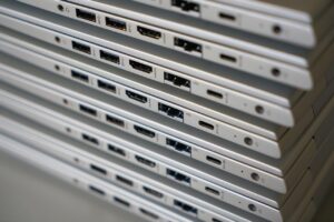 ダウンタイム中に便利なベッドテーブルのUSBポートはどれがおすすめ？