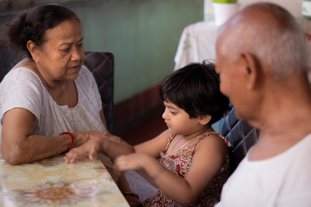 ダウンタイム中の介護に最適なテーブルオーバーベッドの使い方は？