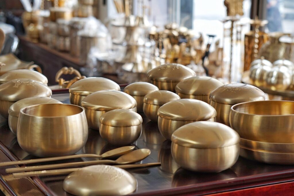 ダウンタイムに最適な軽い割れない食器の素材は？