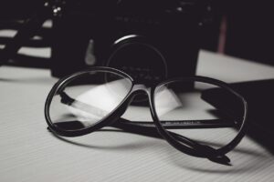 ダウンタイム中に眼鏡とサングラスはどう使い分けるべき？